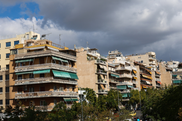 ΙΟΒΕ: Προειδοποιήσεις για πληθωρισμό 4% και επίμονη ακρίβεια – Οι προβλέψεις για την οικονομία