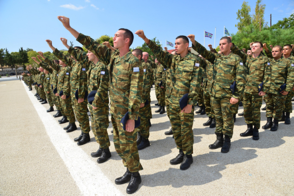 Τι αλλάζει στη στρατιωτική θητεία, πότε γίνεται 9 μήνες, τι ισχύει για αναβολές