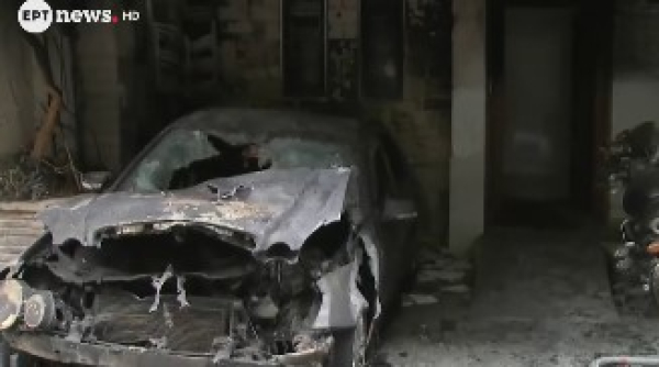 Φωτιά σε πυλωτή πολυκατοικίας στου Ζωγράφου - Εντοπίστηκε μπιτόνι με βενζίνη