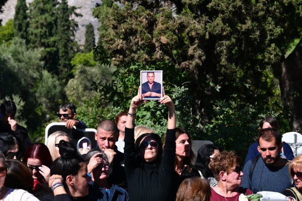 Συγκίνηση στη Νίκαια για τον Γιώργο Μαζωνάκη - Πλήθος κόσμου στο πλευρό της οικογένειάς του (Εικόνες - Βίντεο)