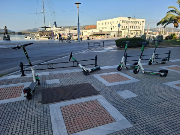 Γεμάτα με ηλεκτρικά πατίνια τα πεζοδρόμια στον Βόλο