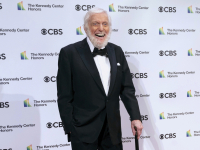 Ο Dick Van Dyke έκλεισε τα 100: Η αισιοδοξία ίσως είναι το μυστικό της μακροζωίας, λένε οι επιστήμονες