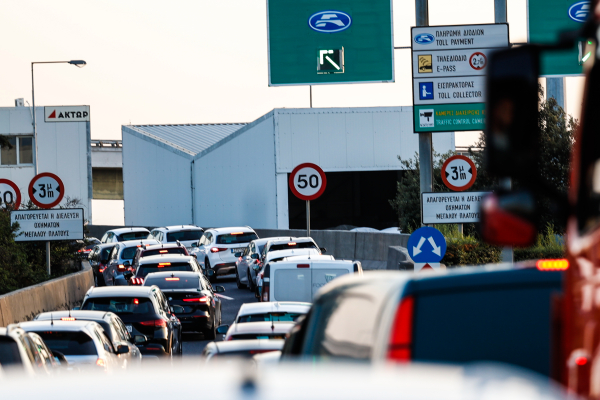 Κίνηση: Καθυστερήσεις 15 λεπτών στην Αττική Οδό, στο «κόκκινο» η Λεωφόρος Κηφισίας