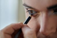 Αρκετοί makeup artists συμφωνούν: Η σωστή απόχρωση για πιο φωτεινό βλέμμα μετά τα 60