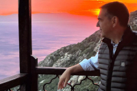 Με στίχους του «Σιμούν» του Θ. Παπακωνσταντίνου ο Τσίπρας από το Άγιο Όρος