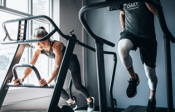 «Κάνετε 15 λεπτά cardio μετά τα βάρη για περισσότερα “gains”; Γιατί μπορεί να μη σας προσφέρει αυτό που νομίζετε»