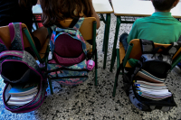 «Να αποφεύγουν τις κακοτοπιές τα κορίτσια»: Το απόσπασμα του νέου σχολικού βιβλίου στα Γυμνάσια που ξεσήκωσε αντιδράσεις