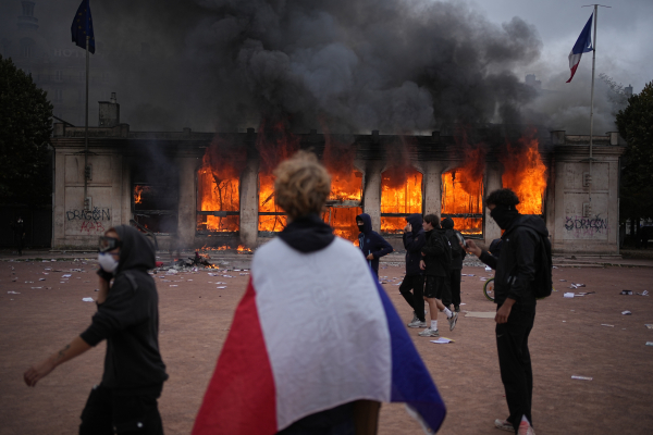 Φλέγεται η Γαλλία: Επεισόδια με δακρυγόνα και πυροτεχνήματα σε Παρίσι, Μασσαλία, Λυών - Αγγίζουν τις 300 οι συλλήψεις