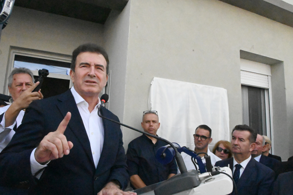 Χρυσοχοΐδης: Ιδιοκτήτη και ενοικιαστή θα αφορά η ρύθμιση για τα άτυπα υπνωτήρια στην Αθήνα