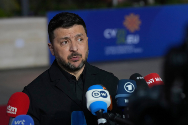 Ζελένσκι: Ο Τραμπ πιέζει την Ουκρανία να παραδοθεί στη Ρωσία