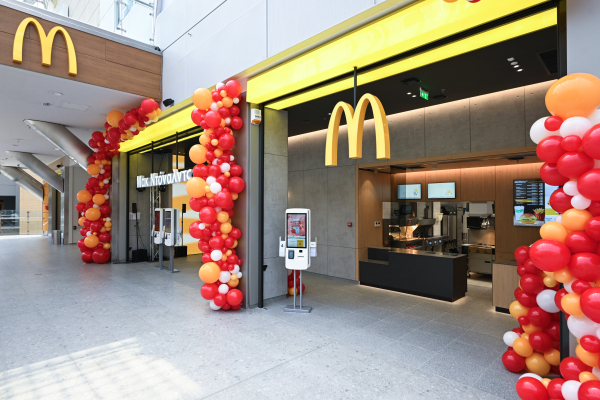 Η McDonald’s γιορτάζει 35 χρόνια παρουσίας στην Ελλάδα με ένα νέο εμβληματικό εστιατόριο στο The Mall Athens