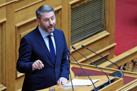 Το ΠΑΣΟΚ ποντάρει στην προγραμματική αντιπαράθεση – Στη Βουλή ο Ανδρουλάκης με φόντο τις τροπολογίες για ΕΦΚ και Golden Visa