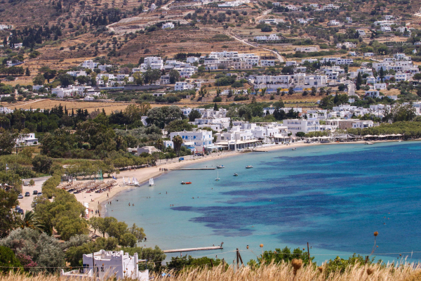 «Αποχαιρέτα την Πάρο που χάνεται»: Ιδιωτικοποιήσεις και ξενοδοχεία-«τέρατα» προκαλούν οργή στους κατοίκους του νησιού