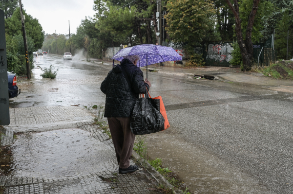 Ο Οκτώβριος δείχνει τα «δόντια» του: Κρύο, καταιγίδες και πιθανό χιόνι στην Πάρνηθα
