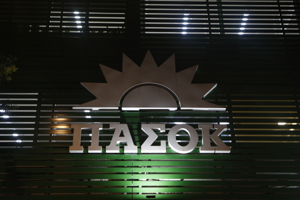 ΠΑΣΟΚ: «Τάζει φοροελαφρύνσεις εκείνος που αφαίμαξε τα μεσαία στρώματα και τους ελεύθερους επαγγελματίες»