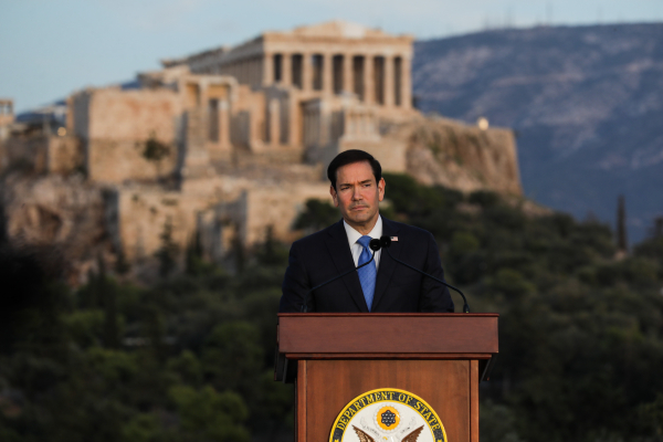 Πήρε 4 δις, διαφήμισε τον Τραμπ από την Πνύκα, έφυγε χωρίς λέξη στήριξης απέναντι στην Τουρκία