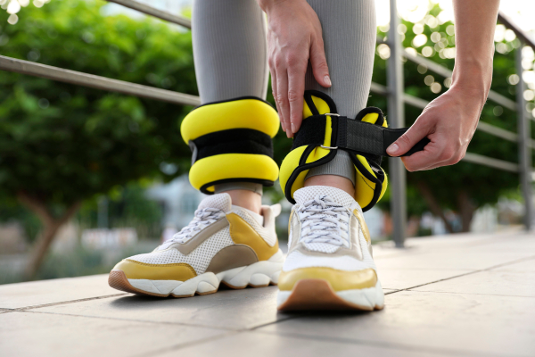 Personal trainer προειδοποιεί: «Το περπάτημα με βάρη μπορεί να επιβαρύνει περισσότερο ορισμένες αρθρώσεις»