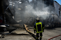 Έκρηξη και φωτιά σε εργοστάσιο στα Εξαμίλια Κορινθίας (βίντεο) - Εντοπίστηκαν ένας νεκρός και ένας τραυματίας