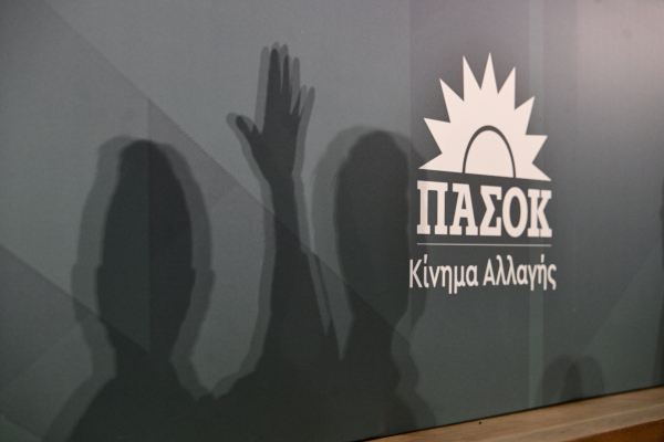 ΠΑΣΟΚ: Το «θαύμα» των τιμολογίων λίγο πριν από την κάλπη - Όψιμη μείωση στα μπλε, ακριβότερο ρεύμα για τους πολλούς