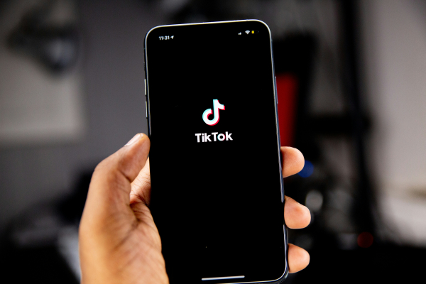 TikTok ή μια ολόκληρη ταινία; Τι μπορεί να συμβαίνει στον εγκέφαλο όταν βλέπουμε ασταμάτητα μικρά βίντεο