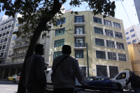 Θρίλερ με νεκρό άνδρα στην Ομόνοια: Φώναζε «βοήθεια» πριν πέσει στο κενό
