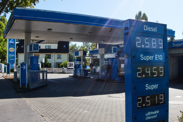 Πετρέλαιο: Νέα άνοδος των τιμών εν μέσω διαψεύσεων πώς οι ΗΠΑ εξετάζουν χαλάρωση των κυρώσεων σε βάρος του Ιράν