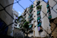 Όταν το σπίτι μετατρέπεται σε επενδυτικό προϊόν: Η κερδοσκοπία τροφοδοτεί τη στεγαστική κρίση στην ΕΕ, απροστάτευτοι οι ενοικιαστές στην Ελλάδα