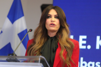 Wall Street Journal για Κίμπερλι Γκίλφοϊλ – Τα ιδιωτικά τζετ, η πολυτελής διαμονή στο Παρίσι και το παρασκήνιο στο Νταβός