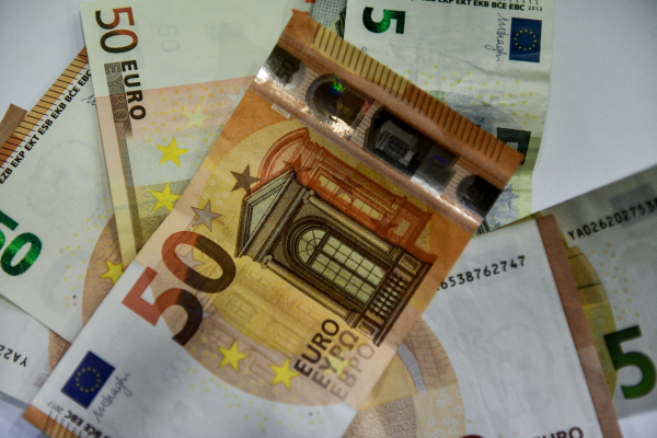 Επίδομα 400 ευρώ: Για ποιους καταργείται το όριο των 65 ετών, πότε πληρώνεται