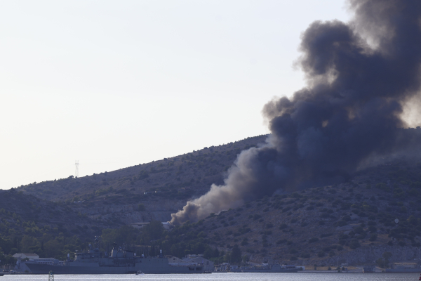 Πυροσβεστική για φωτιά στη Σαλαμίνα: «Οι εκρήξεις δεν συνδέονται με στρατιωτικό υλικό»