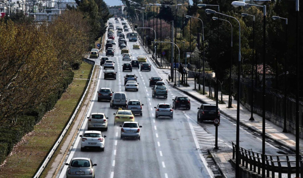 Κίνηση τώρα: Ελληνικό Αργυρούπολη 60 λεπτά - Χάος στη Βουλιαγμένης από χαλασμένα φανάρια