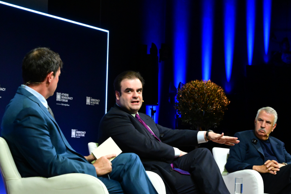 Πιερρακάκης: Κανένα κράτος δεν μπορεί να ρυθμίσει μόνο του την Τεχνητή Νοημοσύνη