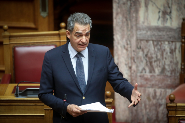Πυρά της αντιπολίτευσης μετά τις δηλώσεις Συρίγου περί «υποχώρησης στην Κάσο»