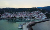 Το καταπράσινο διαμάντι των Σποράδων που πρωταγωνίστησε στο «Mamma Mia!»