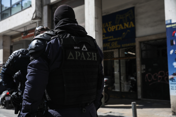 Ομόνοια: Συνελήφθη 42χρονος - Απείλησε με ψεύτικο όπλο αστυνομικούς