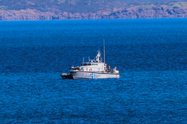 Εκκενώθηκε το φλεγόμενο φορτηγό-οχηματαγωγό βόρεια της Μυκόνου, στην Τήνο μεταφέρονται οι επιβάτες - Η ανακοίνωση της εταιρείας