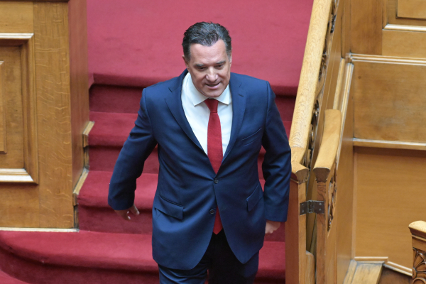 Ο Άδωνις το διασκεδάζει...