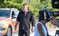 «Δυο μαύρα πουκάμισα»: Νέες backstage φωτογραφίες από τη νέα σειρά του MEGA με Μπισμπίκη και Μυριαγκό