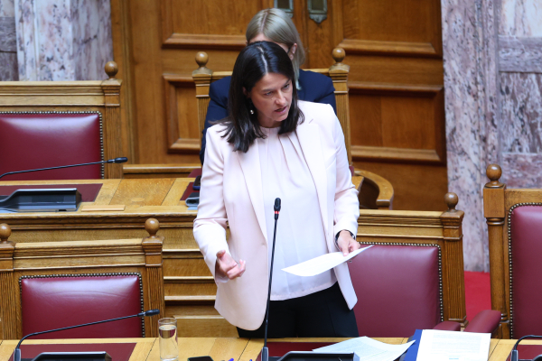 Αλλαγές στις γονικές άδειες ανακοίνωσε η Νίκη Κεραμέως