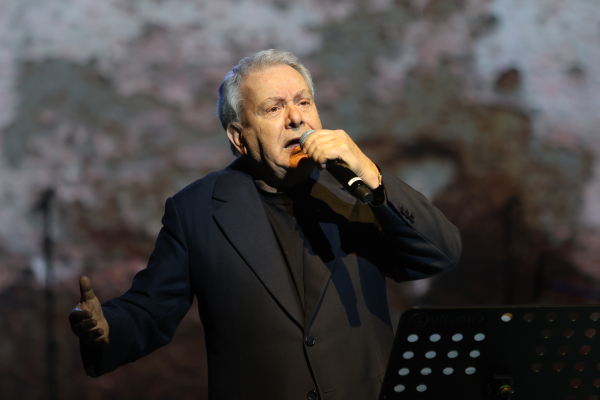 Μανώλης Μητσιάς: Απήγγειλε τον «Γιάννη τον Φονιά» επειδή του απαγόρευσε να το τραγουδήσει ο γιος του Χατζιδάκι - «Αίσχος» φώναζε το κοινό