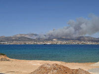 Μαίνεται η φωτιά στην Πάρο: Ενισχύθηκαν οι δυνάμεις - Εκκενώθηκαν 5 χωριά (Φωτό - Βίντεο)