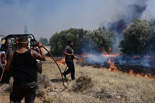 Φωτιά τώρα στη Μάνδρα, μήνυμα από το 112, «παραμείνετε σε ετοιμότητα»