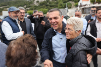 Ο Τσίπρας «προσπερνά» τις επιθέσεις Ανδρουλάκη από τα… «αριστερά»