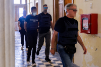 Δολοφονία στη Σύρο: Ελεύθερη η 30χρονη με περιοριστικούς όρους - Επιμένει το ζευγάρι στην αυτοάμυνα (Βίντεο)