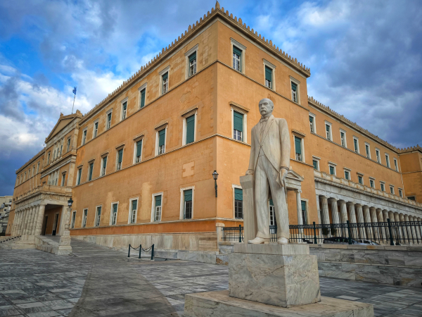 Συναγερμός στη Βουλή: Απειλητικό τηλεφώνημα για βόμβα