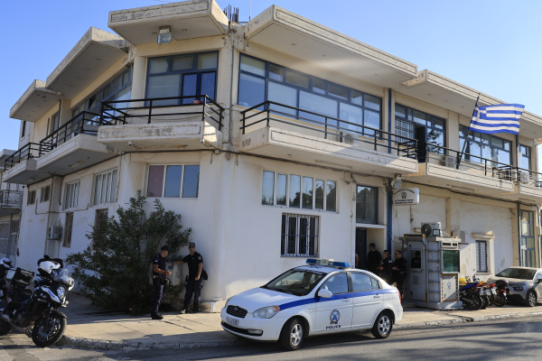 Καρέ - καρέ η επίθεση στο ΑΤ Μάνδρας: «Θα σας σκοτώσω όλους» φώναζε ο 31χρονος με το μαχαίρι