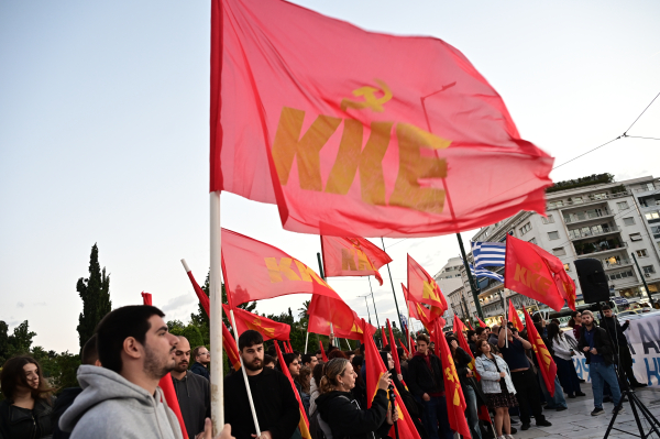 ΚΝΕ: «Αλληλεγγύη στους αγώνες της νεολαίας στη Γαλλία» – Παράσταση διαμαρτυρίας στη γαλλική πρεσβεία