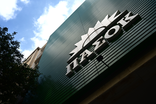ΠΑΣΟΚ για Διονύση Χαριτόπουλο: «Κάποια βιβλία δεν κλείνουν ποτέ πραγματικά - Μένουν μαζί μας, όπως οι άνθρωποι που τα έγραψαν»