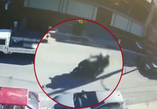 Ελευσίνα: Νεοναζιστικό υλικό και όπλα στα σπίτια των δύο κατηγορουμένων για την επίθεση στον 32χρονο