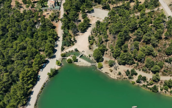 Ο γραφικός οικισμός που βρίσκεται δίπλα σε μια λίμνη, μόλις 30 λεπτά από το κέντρο της Αθήνας